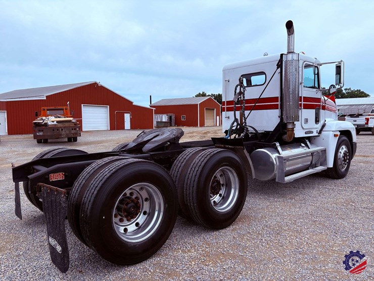 1993-freightliner-fld120-image-5