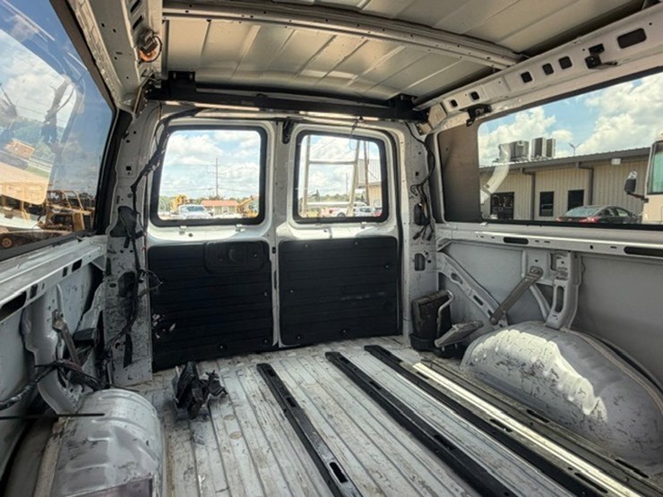 2013-chevrolet-express-3500-image-31