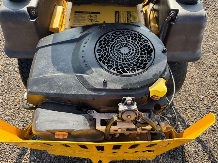 hustler-fastrack-42"-commercial-zero-turn-mower-image-17