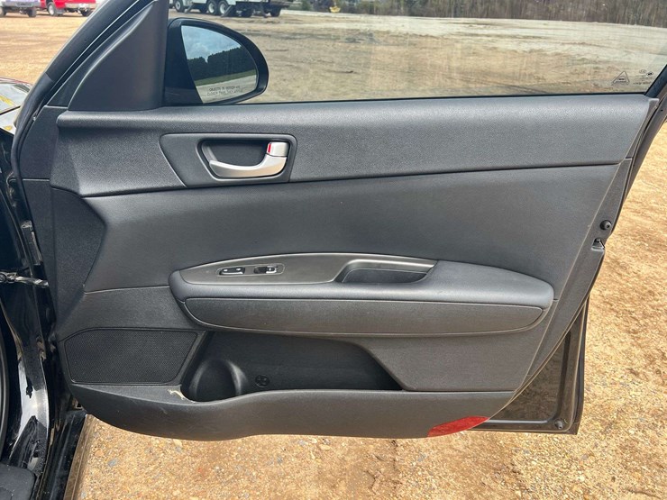 2016-kia-optima-4-door-sedan-(166,343-miles)-image-21