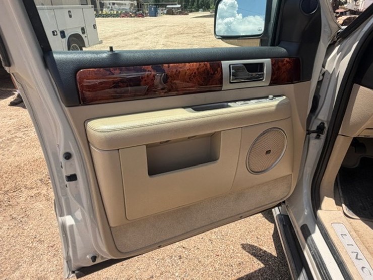 2005-lincoln-navigator-image-39