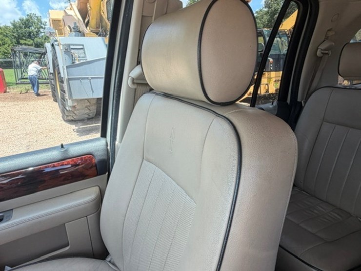 2005-lincoln-navigator-image-45