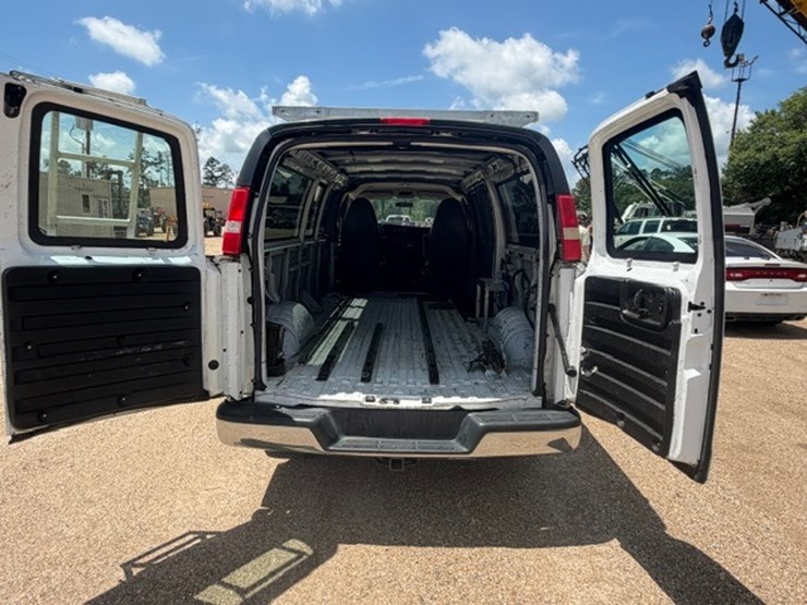 2013-chevrolet-express-3500-image-9