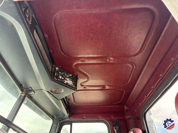 1996-freightliner-fld120-image-69