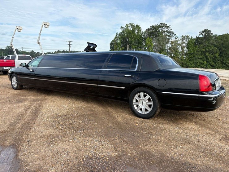 2008-lincoln-town-car-limousine-(86,235-miles)-image-2