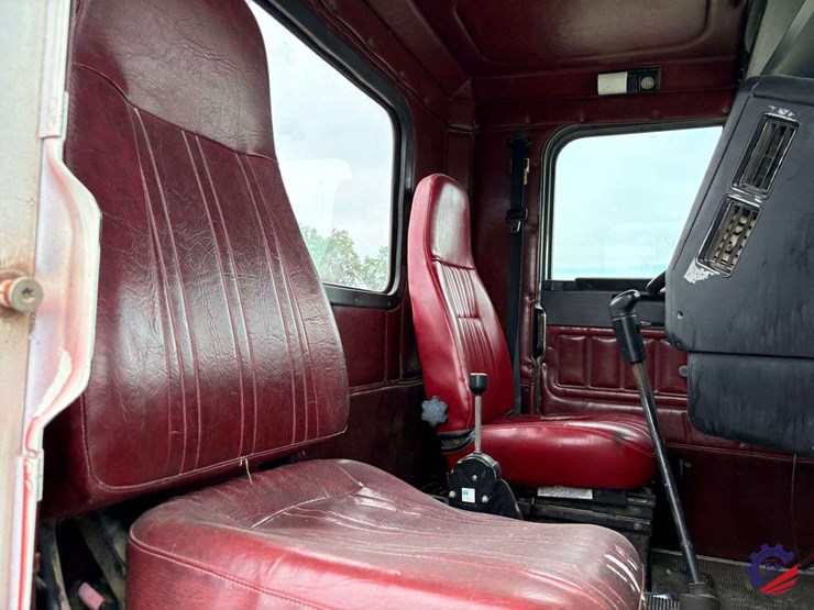 1996-freightliner-fld120-image-62