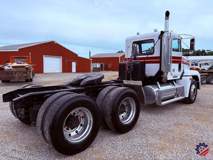 1996-freightliner-fld120-image-3