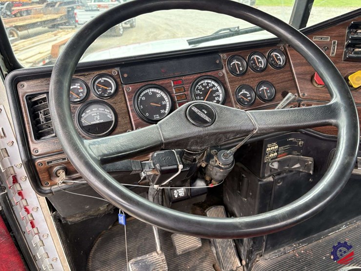 1996-freightliner-fld120-image-77