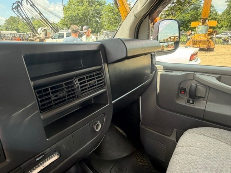 2013-chevrolet-express-3500-image-44