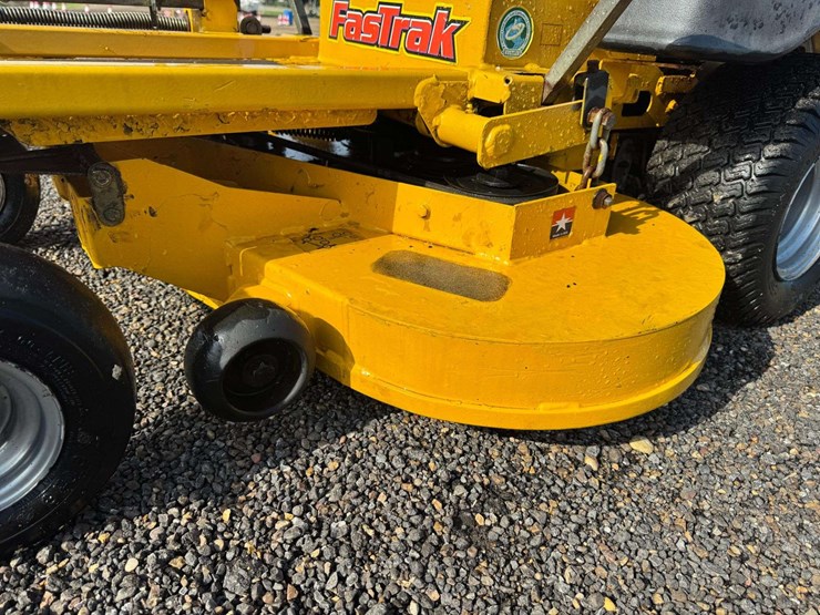 hustler-fastrack-42"-commercial-zero-turn-mower-image-11