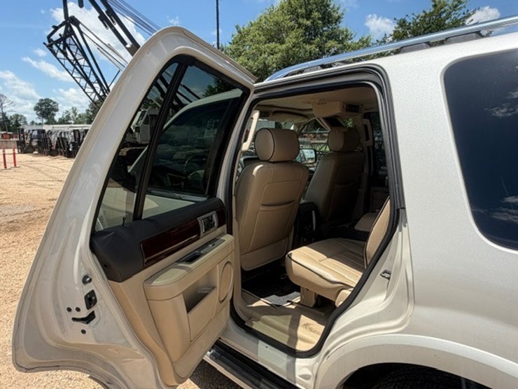2005-lincoln-navigator-image-25