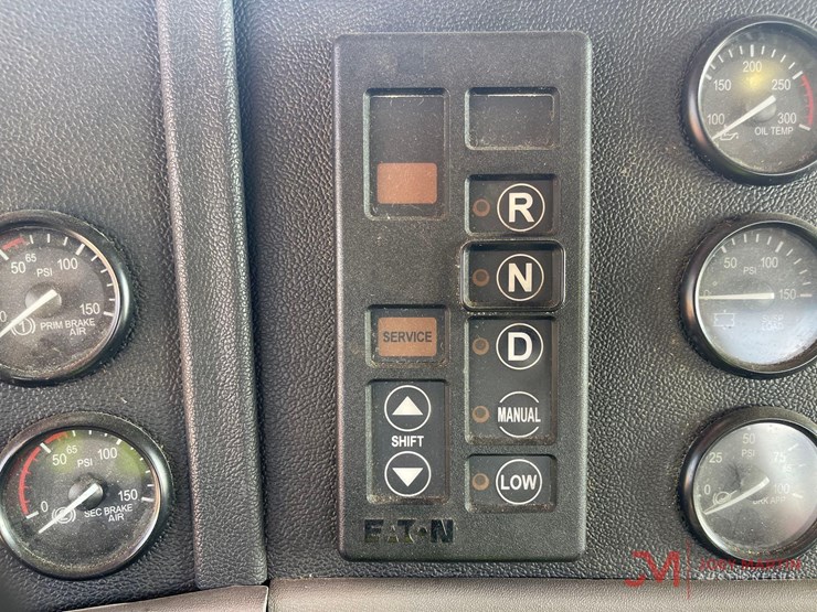 2016-peterbilt-365-image-41