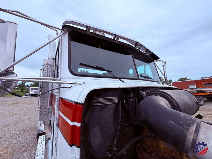 1996-freightliner-fld120-image-36