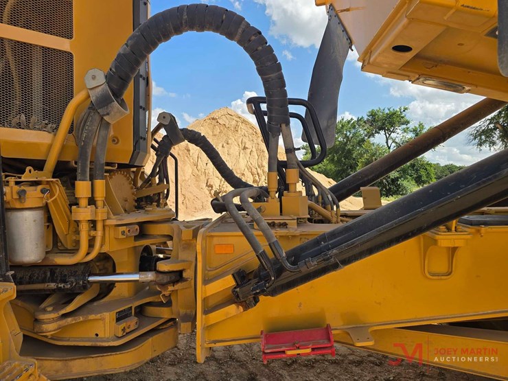 2021-caterpillar-745-image-11