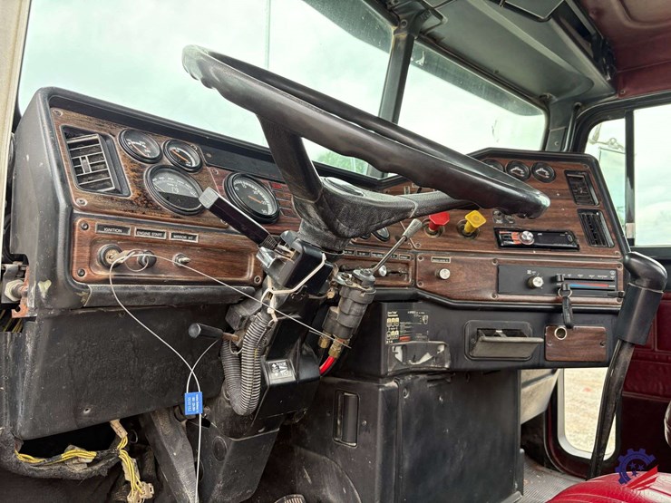 1996-freightliner-fld120-image-68