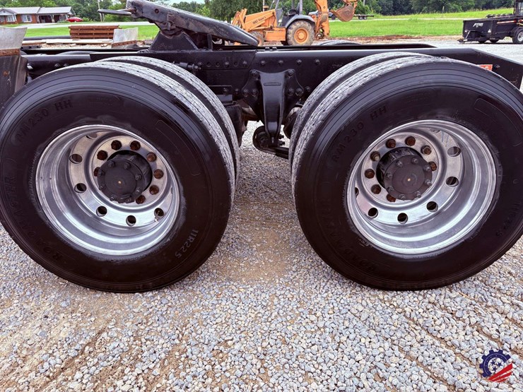 1996-freightliner-fld120-image-12