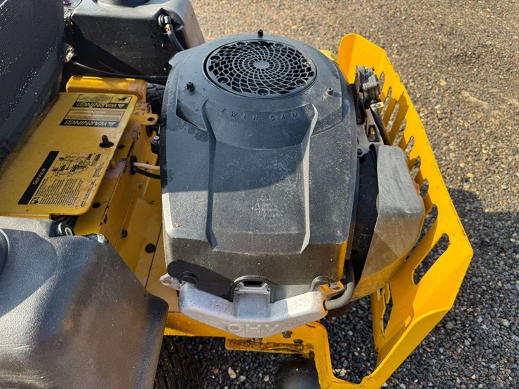 hustler-fastrack-42"-commercial-zero-turn-mower-image-18