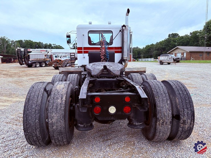 1996-freightliner-fld120-image-4