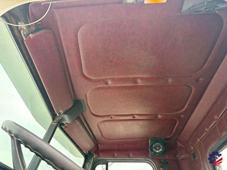 1993-freightliner-fld120-image-65