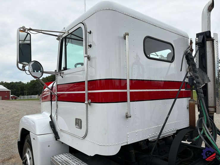 1993-freightliner-fld120-image-39