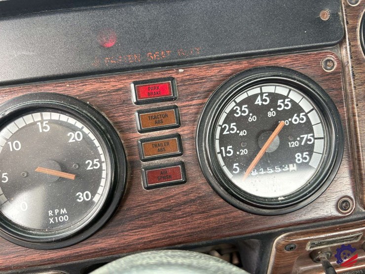 1996-freightliner-fld120-image-80