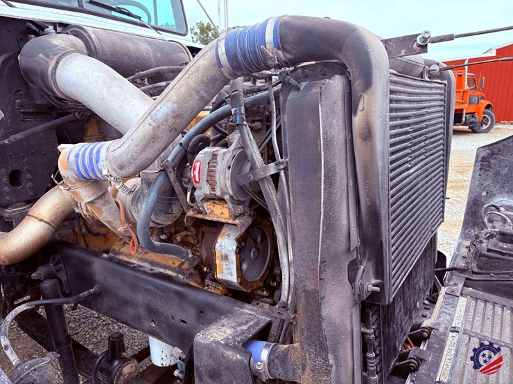 1996-freightliner-fld120-image-35