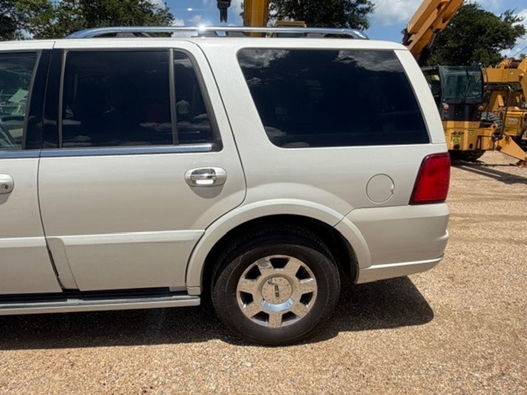 2005-lincoln-navigator-image-14