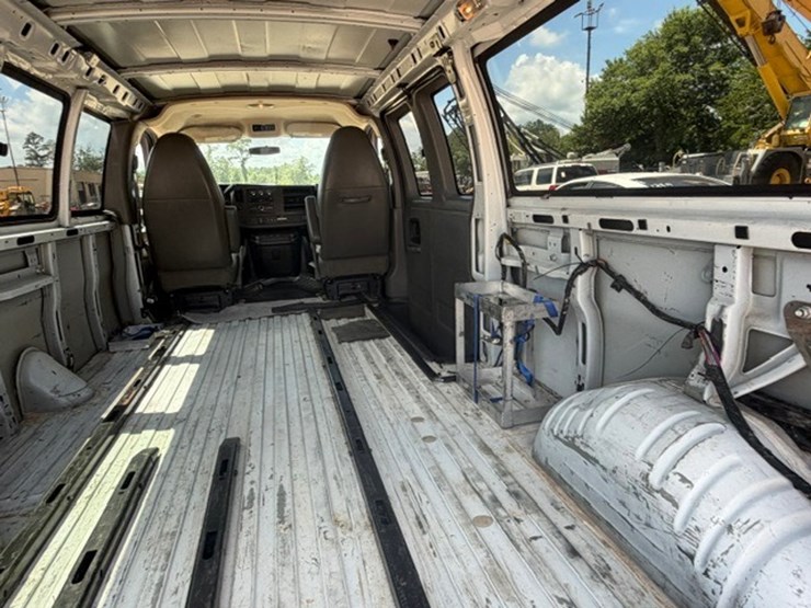 2013-chevrolet-express-3500-image-14