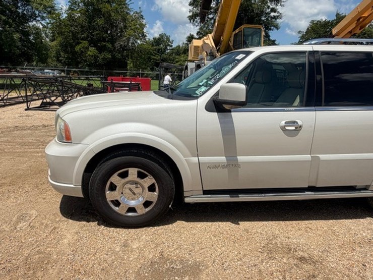 2005-lincoln-navigator-image-16
