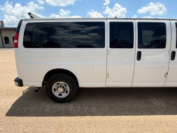 2013-chevrolet-express-3500-image-24