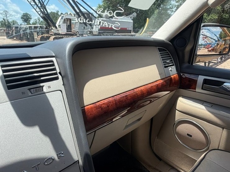2005-lincoln-navigator-image-49