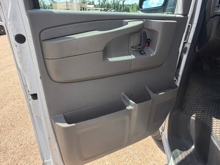 2013-chevrolet-express-3500-image-35