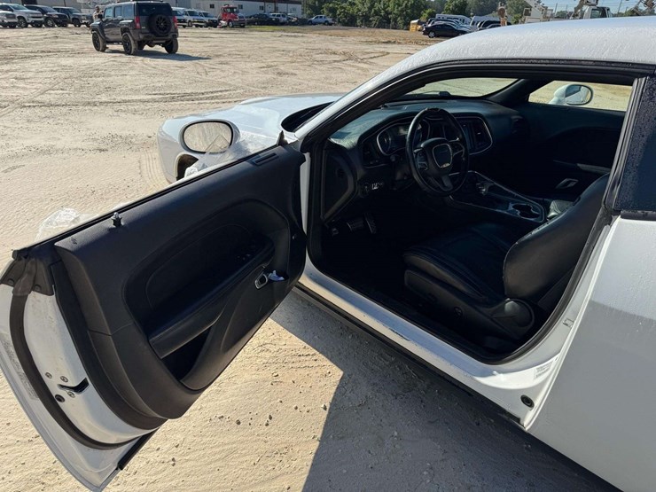 2015-dodge-challenger-r/t-hemi-2d-coupe---193,876-miles-image-9
