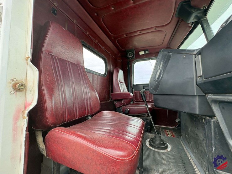 1993-freightliner-fld120-image-63