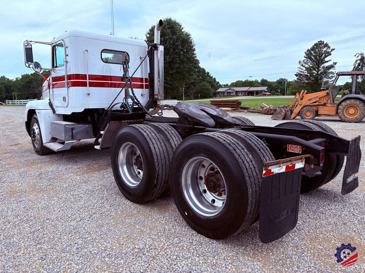 1993-freightliner-fld120-image-3