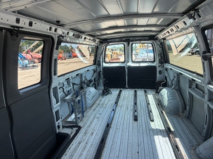 2013-chevrolet-express-3500-image-40