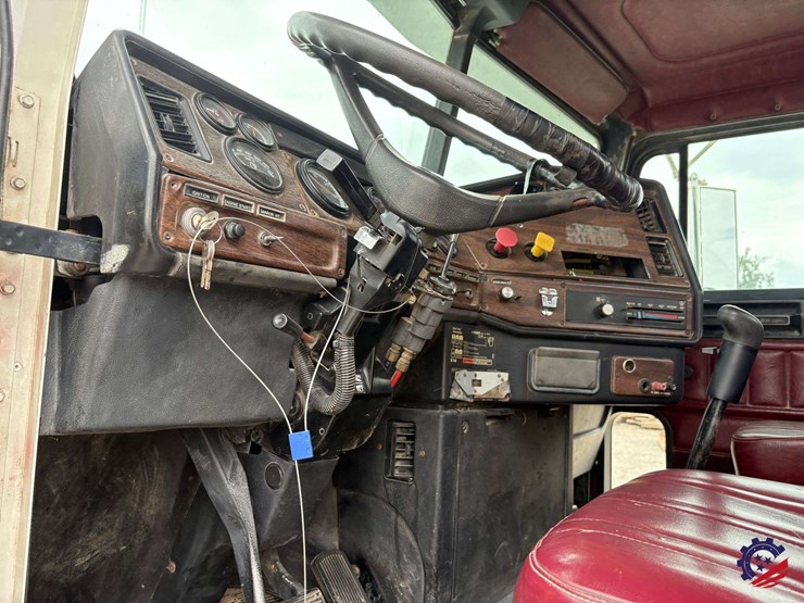 1993-freightliner-fld120-image-70