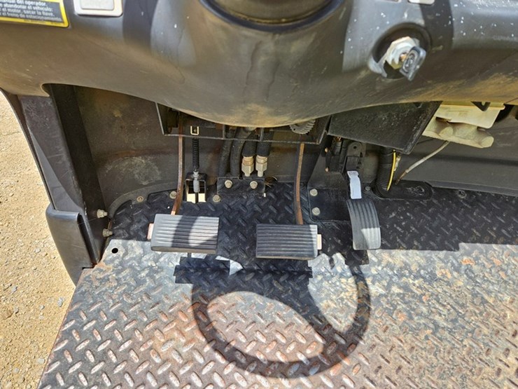 2020-john-deere-gator-image-31