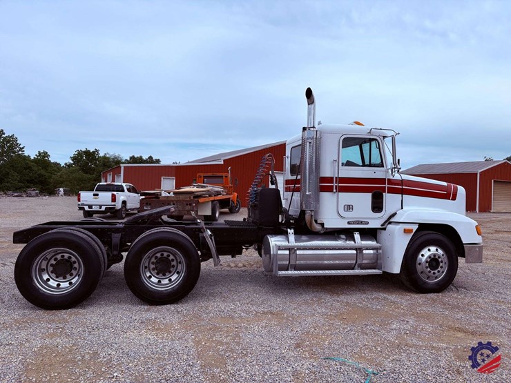 1996-freightliner-fld120-image-8