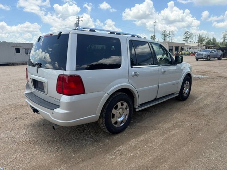 2005-lincoln-navigator-image-3