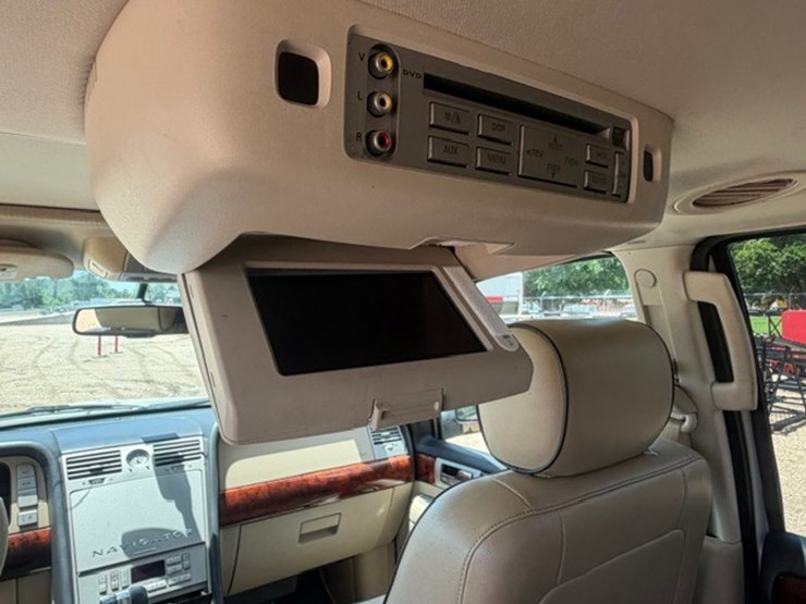 2005-lincoln-navigator-image-36