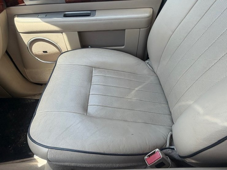 2005-lincoln-navigator-image-46