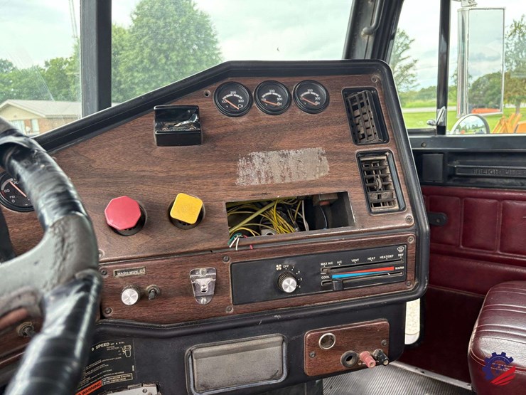 1993-freightliner-fld120-image-75