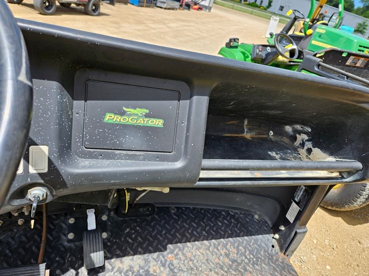2020-john-deere-gator-image-30
