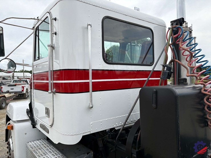 1996-freightliner-fld120-image-45