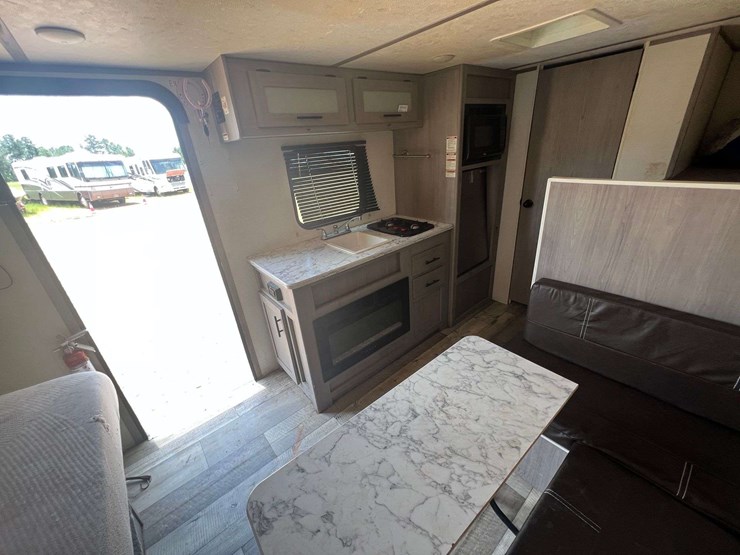 2024-coleman-bumper-pull-travel-trailer-image-9