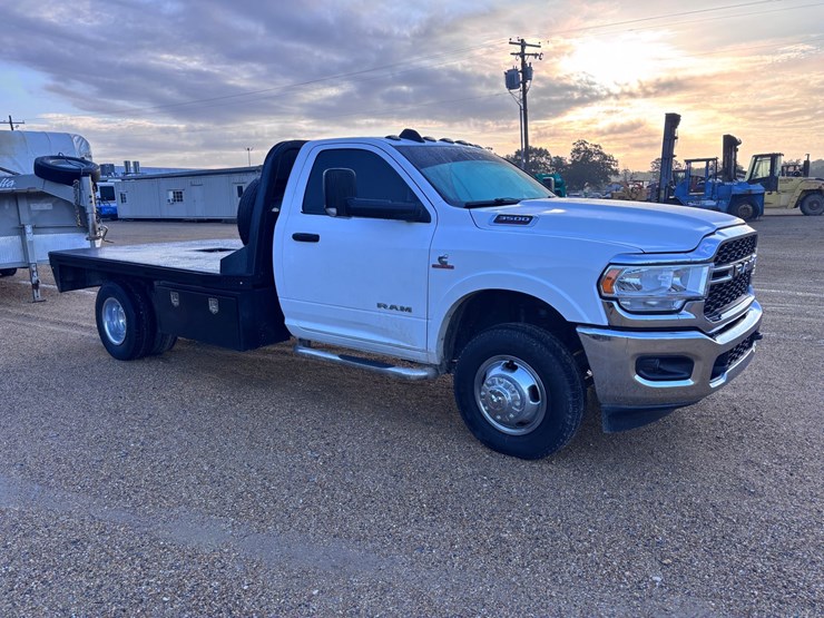 2020-dodge-ram-3500-image-2