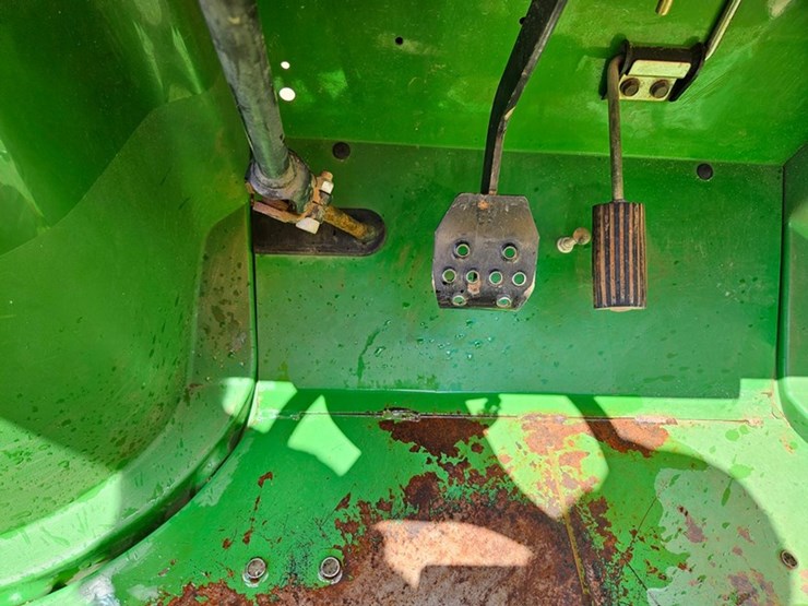 2011-john-deere-gator-image-29