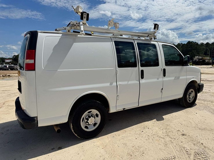 2013-chevrolet-express-2500-image-3