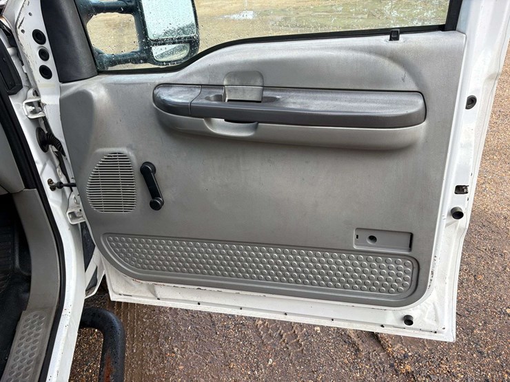 2003-ford-f550-image-16